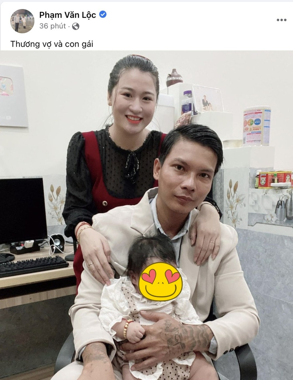 Cụ thể, Lộc Fuho đăng tải bức hình hạnh phúc bên gia đình kèm dòng trạng thái: "Thương vợ và con gái". Có thể thấy, drama không đáng có này đã ảnh hưởng đến gia đình anh.