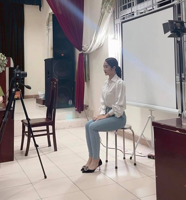 Cách đây không lâu, khoảnh khắc cô nàng đang chỉnh lại trang phục để chụp ảnh làm căn cước công dân gắn chíp bất ngờ được cư dân mạng hết lời ngợi khen.