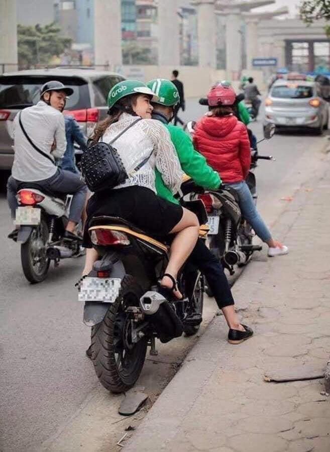 Có lẽ, chưa bao giờ nghề xe ôm công nghệ lại hot đến thế, sau khi hình ảnh những cô gái ngồi sau tài xế đầy tình cảm khi di chuyển trên đường đã nhanh chóng thu hút nhiều sự chú ý từ cư dân mạng.