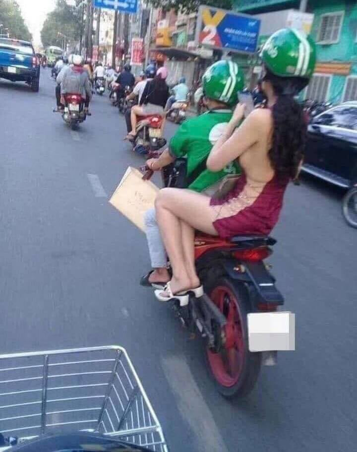 Bức ảnh cô gái thân mật, ngồi sát và xỏ tay vào túi áo nam tài xế Grabbike khiến cư dân mạng xôn xao đồn đoán.