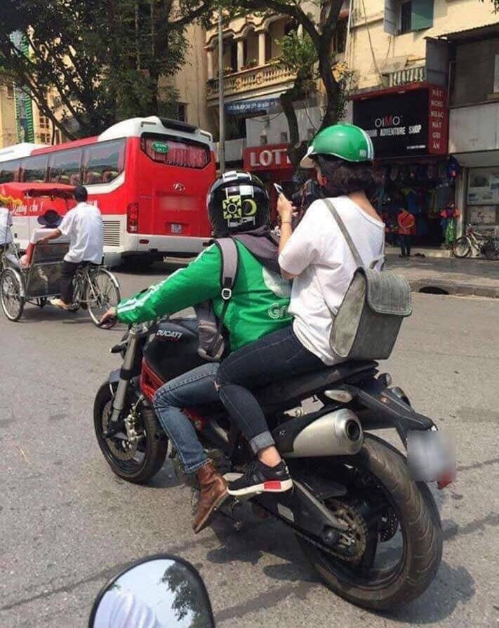 Thông qua loạt hình ảnh này là đề tài được dân mạng thi nhau bàn tán, và hội ế bảo nhau sẽ đăng ký làm tài xế công nghệ để thử vận may.