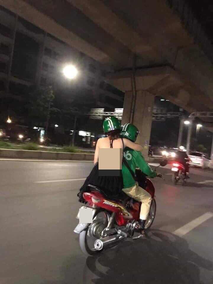 Thoáng nhìn qua, chắc hẳn nhiều người sẽ lầm tưởng đây là một cặp đôi đang yêu nhau, chàng trai vừa tan ca làm đến đón bạn gái đi chơi. Tuy nhiên, họ chỉ là những người lạ mặt, cũng từ đây mà những tài xế này được cho là có số hưởng. Ảnh: Tổng hợp