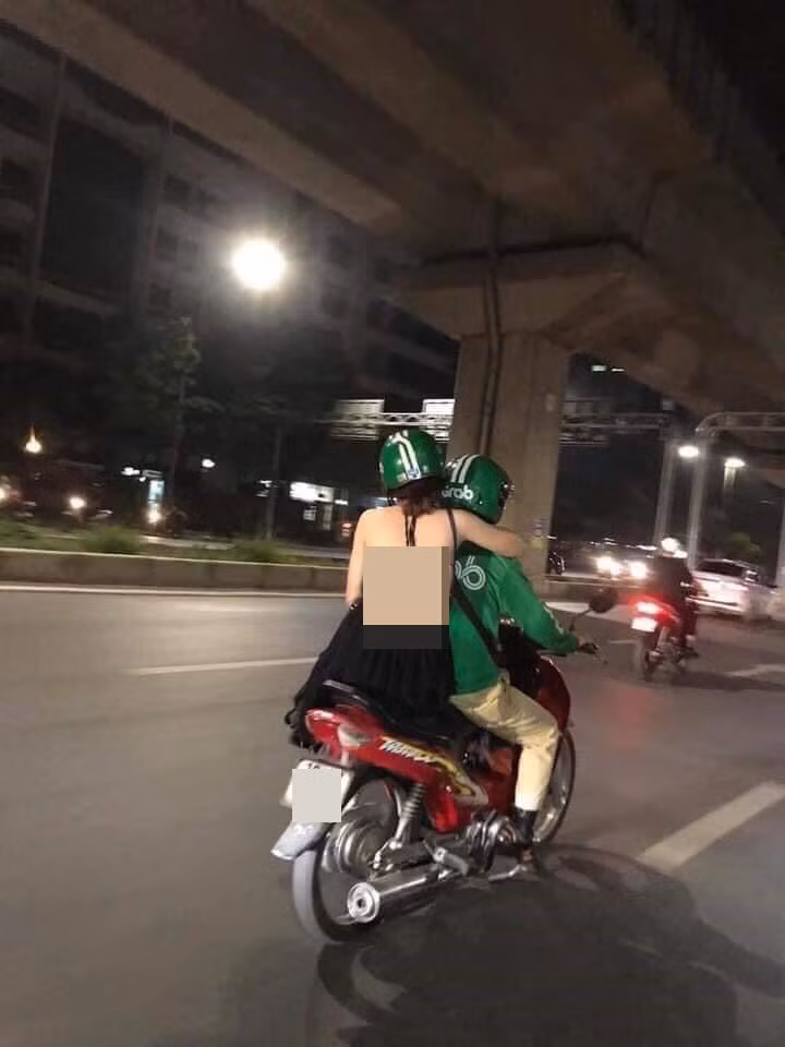 Thoáng nhìn qua, chắc hẳn nhiều người sẽ lầm tưởng đây là một cặp đôi đang yêu nhau, chàng trai vừa tan ca làm đến đón bạn gái đi chơi. Tuy nhiên, họ chỉ là những người lạ mặt, cũng từ đây mà những tài xế này được cho là có số hưởng. Ảnh: Tổng hợp