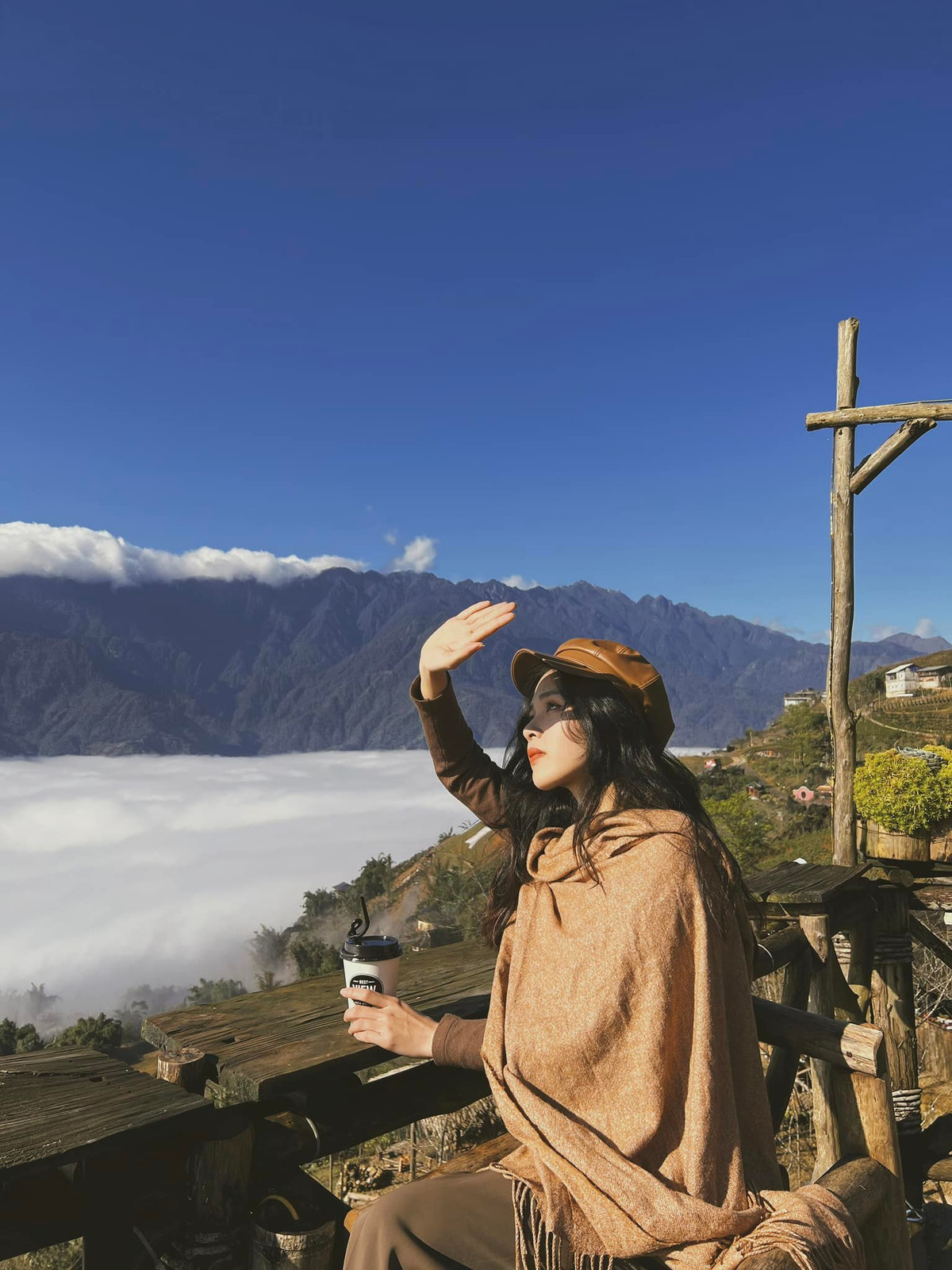 Chỉ cách Hà Nội 5 - 6 giờ di chuyển bằng đường cao tốc, Sa Pa là điểm đến lý tưởng quanh năm. Ngoài những thửa ruộng bậc thang vào mùa lúa chín, Sa Pa còn hút khách nhờ vẻ đẹp của nhiều điểm đến khác. Ảnh: Nguyễn Khánh Huyền