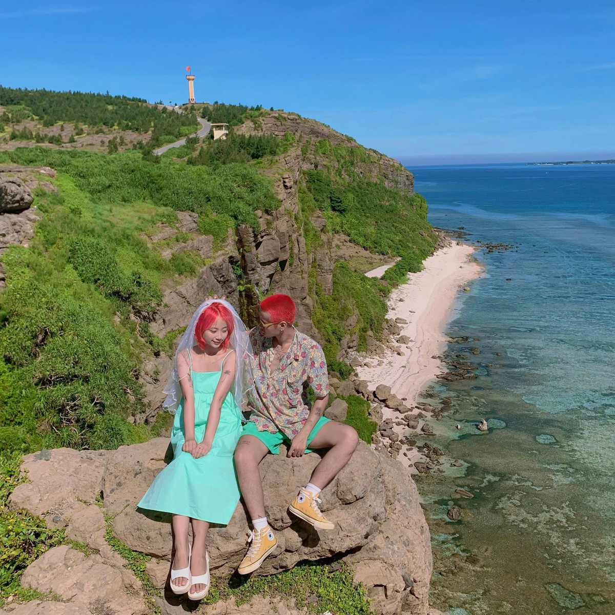 Lý Sơn là một huyện đảo thuộc tỉnh Quảng Ngãi, với lợi thế khung cảnh hoang sơ, chi phí du lịch tiết kiệm, trong những năm gần đây, Lý Sơn luôn là điểm đến được nhiều du khách lựa chọn. Ảnh: Bùi Huy Khang