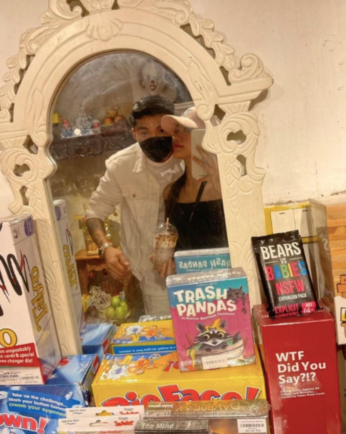 Sau cuộc thi, khán giả tiếp tục bắt gặp anh chàng hộ tống người đẹp đi diễn thời trang.