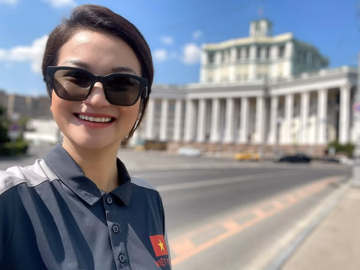 Ngoài ra, theo thông tin từ fanpage Trường Đại học Văn hóa Nghệ thuật Quân đội, cô là một trong số ít những "hạt nhân" trọng điểm của trường và được Nhà trường cử đi du học chuyên ngành Thanh nhạc tại Học viện nghệ thuật Quảng Tây, Trung Quốc vào năm 2013.