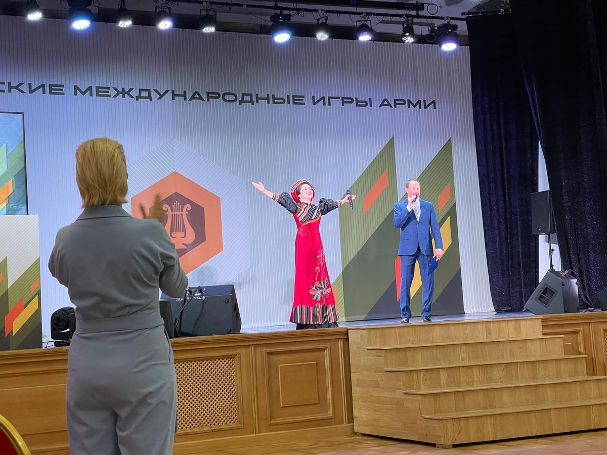 Được biết, nữ Thượng úy sinh năm 1992, hiện đang là Giảng viên Khoa Thanh Nhạc - Trường Đại học Văn hoá Nghệ Thuật Quân đội.