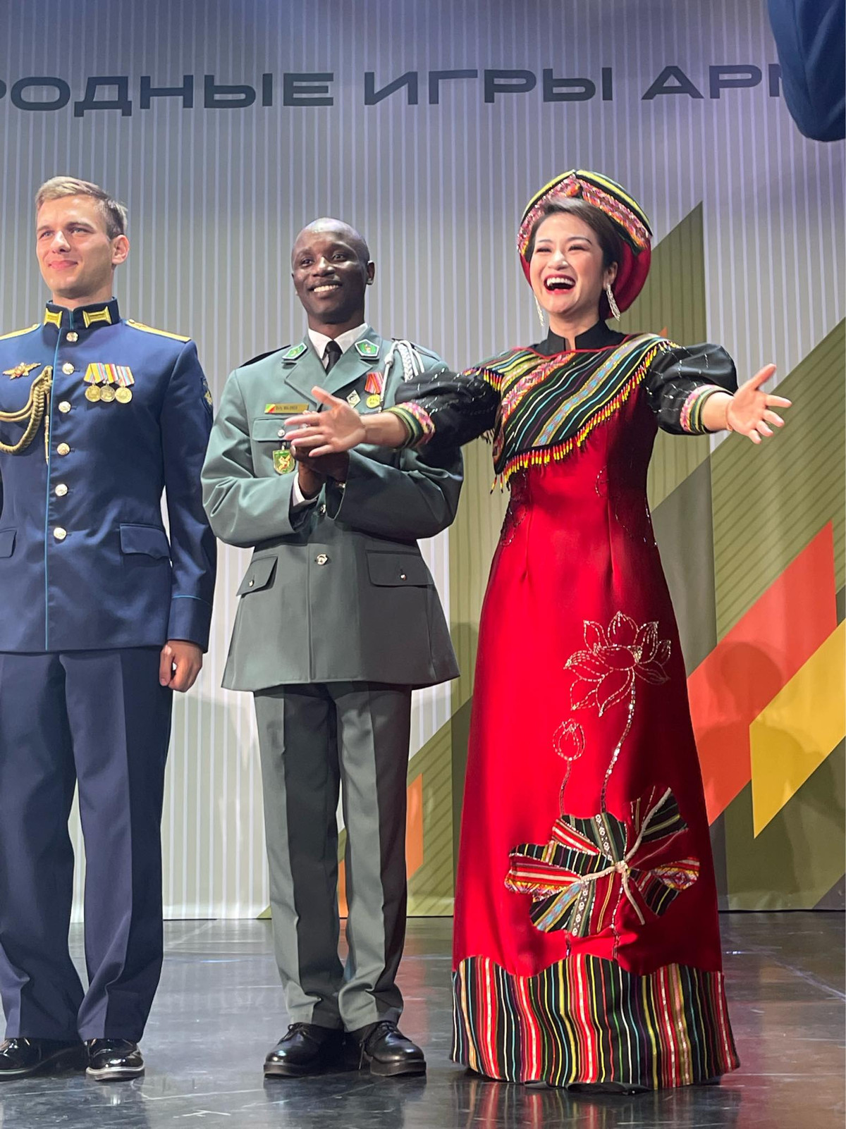 Ngay sau màn dự thi đầy thành công và tự hào, nữ Thượng úy Đỗ Tố Hoa nhanh chóng được cư dân mạng quan tâm, chú ý nhờ tài năng cũng như nhan sắc xinh đẹp của mình.