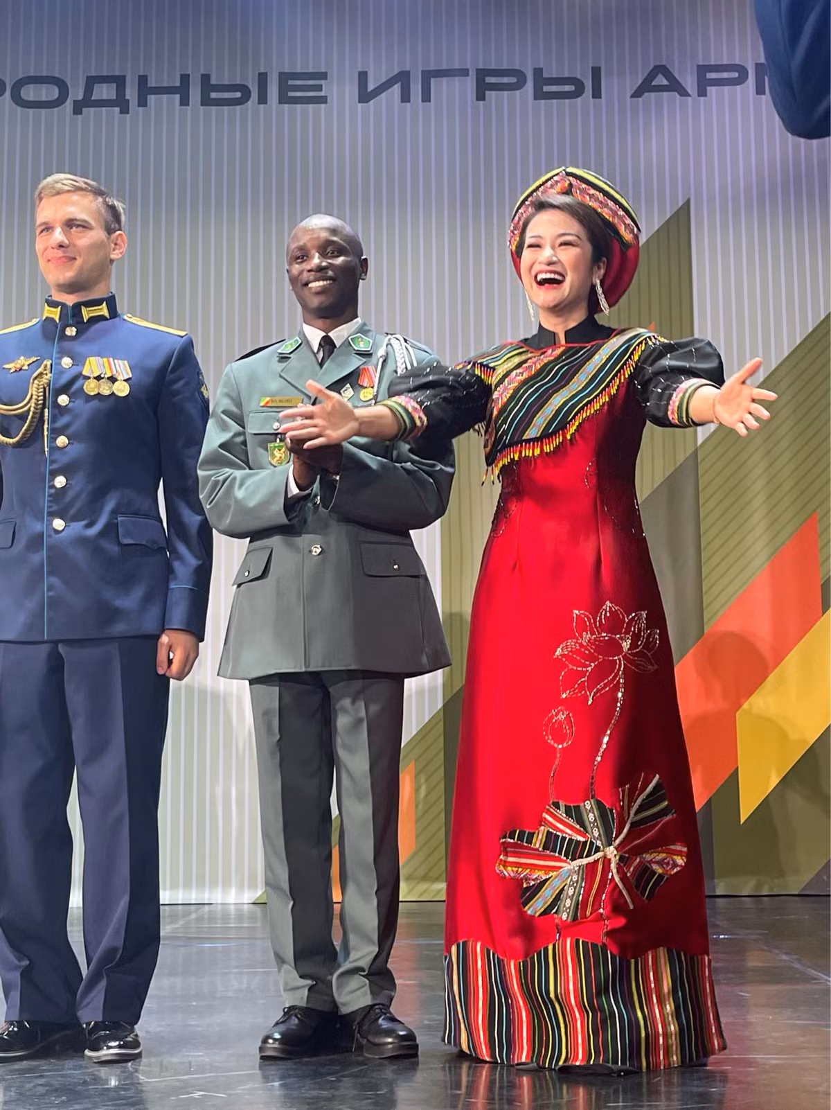 Ngay sau màn dự thi đầy thành công và tự hào, nữ Thượng úy Đỗ Tố Hoa nhanh chóng được cư dân mạng quan tâm, chú ý nhờ tài năng cũng như nhan sắc xinh đẹp của mình.