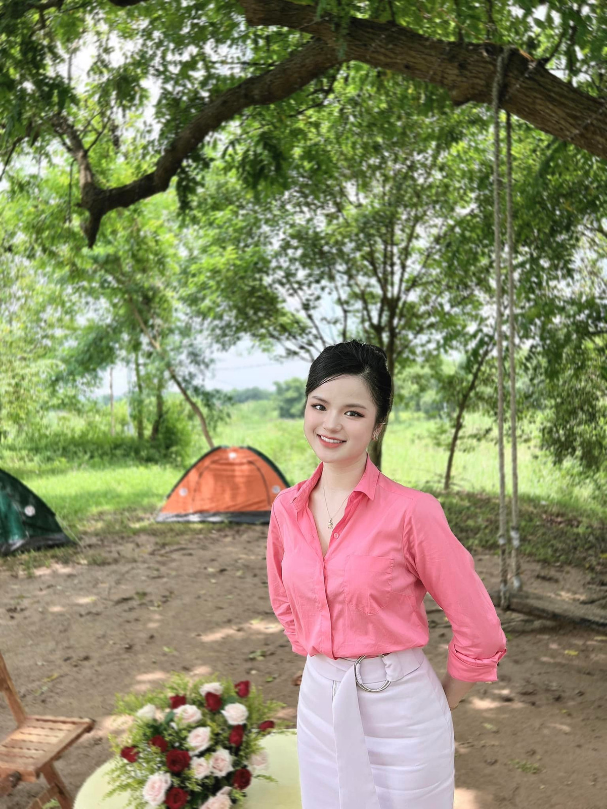 Trước khi đến với công việc MC cô từng tham gia diễn xuất. Hà Đan đóng phim từ sớm, khi mới 10 tuổi với nhưng bộ phim như "Mưa bóng mây", "Sắc màu phái đẹp",...