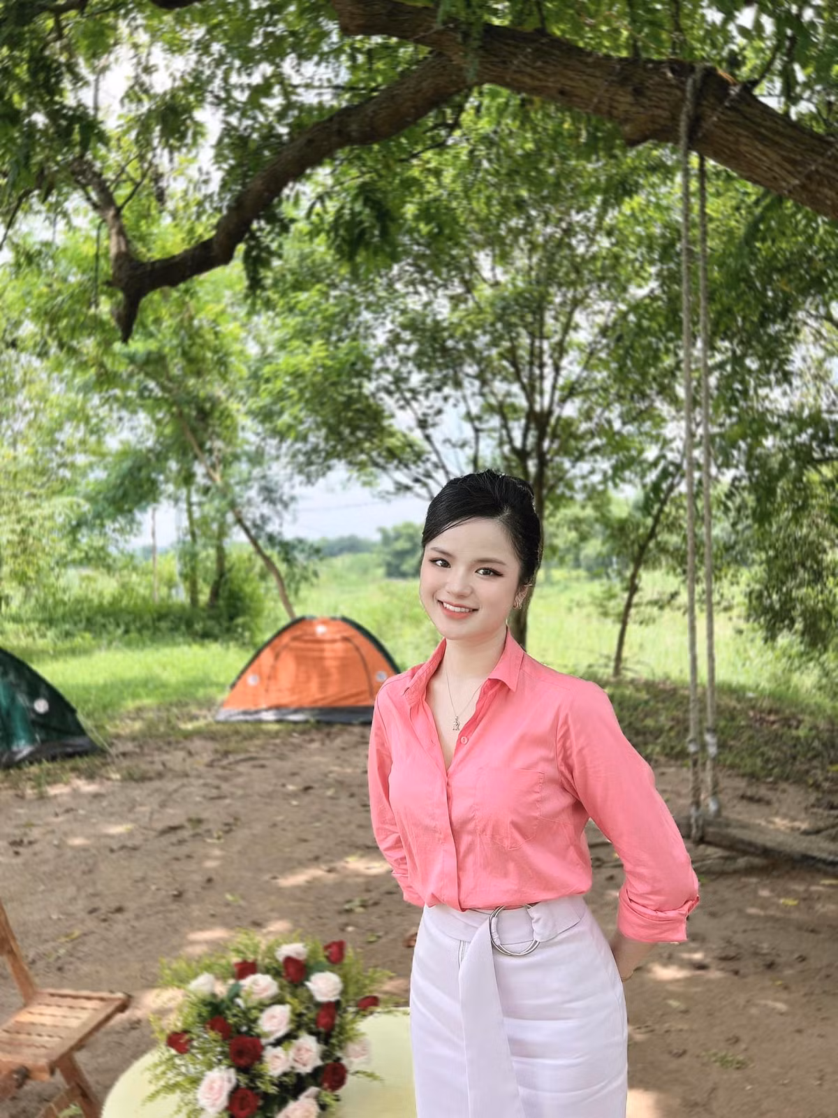 Trước khi đến với công việc MC cô từng tham gia diễn xuất. Hà Đan đóng phim từ sớm, khi mới 10 tuổi với nhưng bộ phim như "Mưa bóng mây", "Sắc màu phái đẹp",...