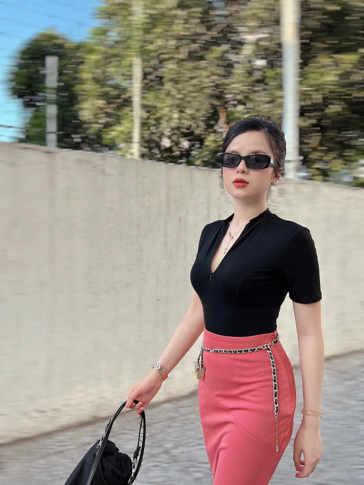 Sở hữu chiều cao hạn chế nên Hà Đan được mệnh danh là nữ MC chân ngắn nhất VTV.