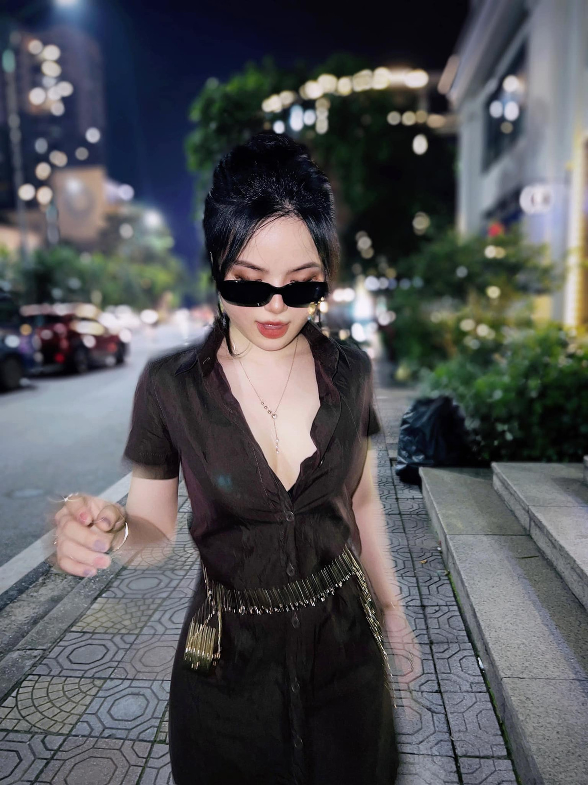 Vòng 1 nóng bỏng, chiếc eo thon cùng làn da trắng nõn nà chính là lợi thế giúp nữ MC nổi bật trong mỗi khung hình.