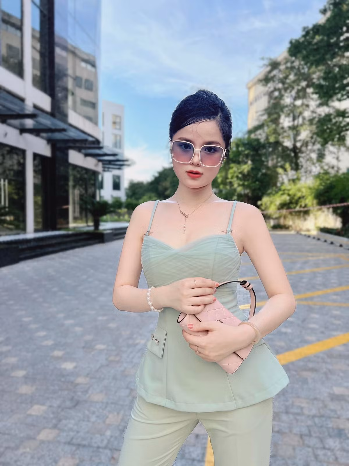 Sở hữu những đường cong hút mắt, Hà Đan khéo léo tận dụng những trang phục với các đường cắt táo bạo khoe triệt để lợi thế của bản thân.