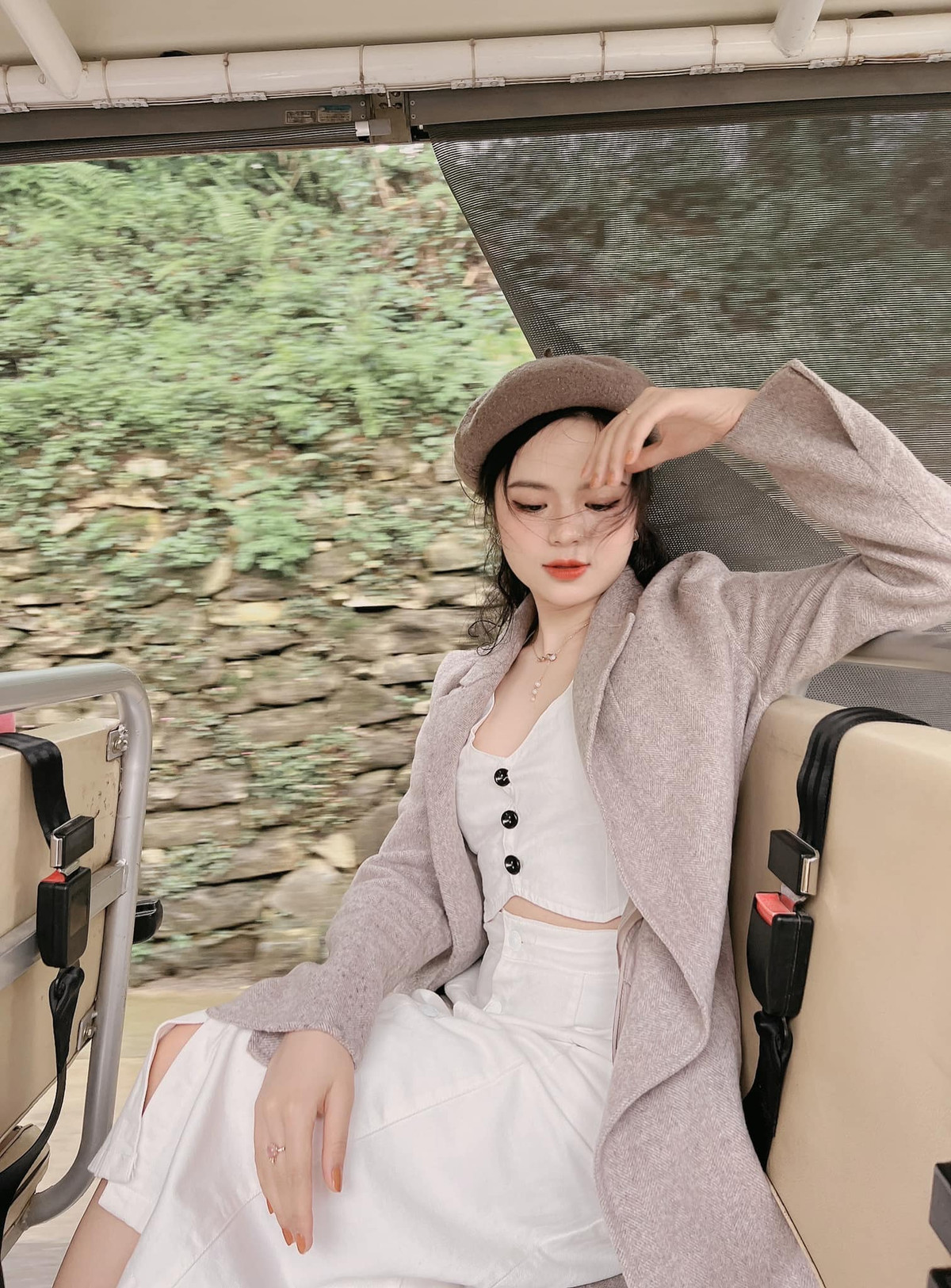 Ngoài ra, khi có thời gian rảnh cô còn chạy bộ đốt calo. Điều này giúp nàng "nấm lùn" có được hình thể gọn gàng, săn chắc. Ảnh: FBNV