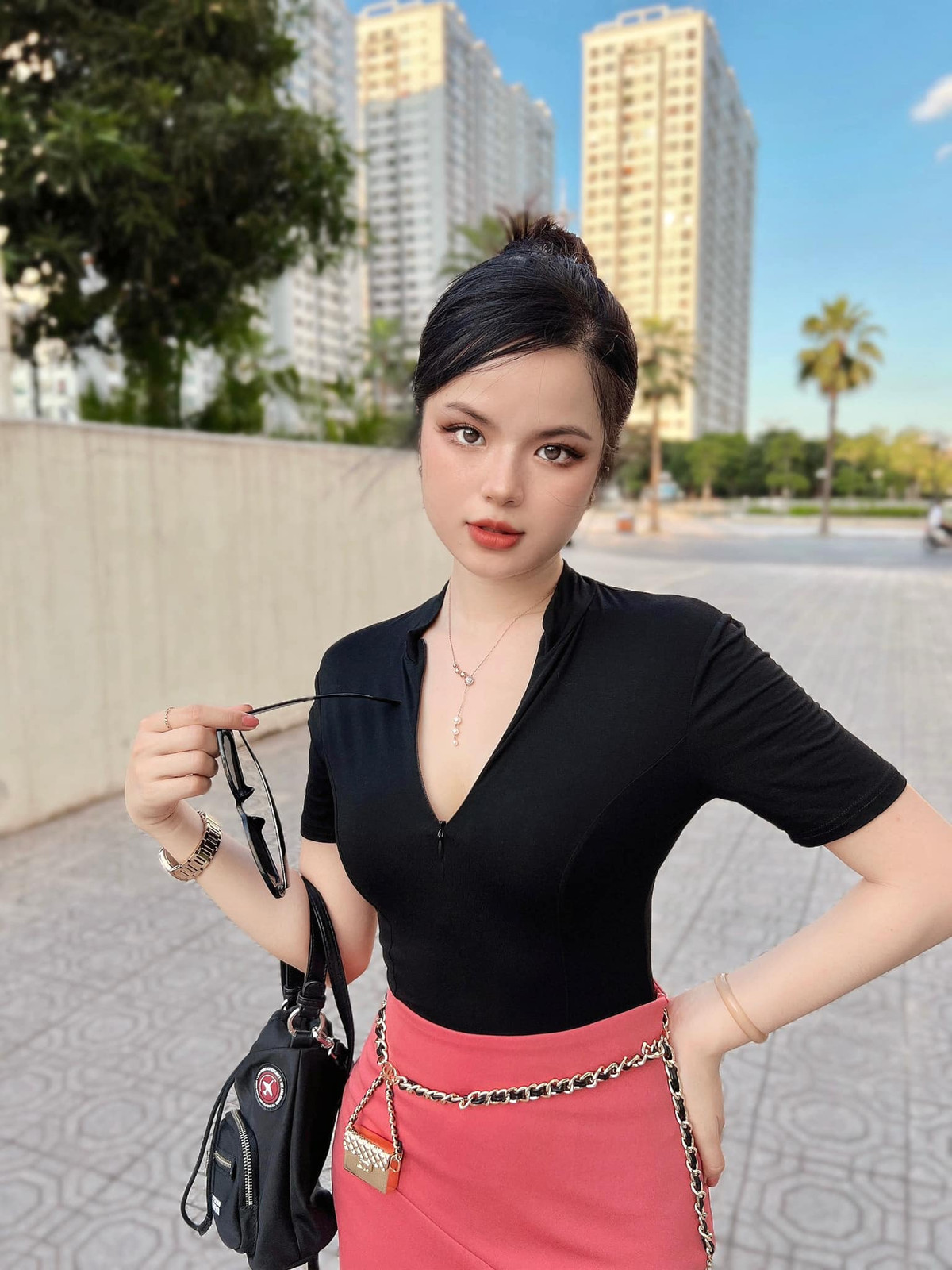 Hà Đan nữ MC nổi tiếng của VTV Cab được khán giả biết tới với hình ảnh trẻ trung, gương mặt baby và đặc biệt là chiều cao "3 mét bẻ đôi".