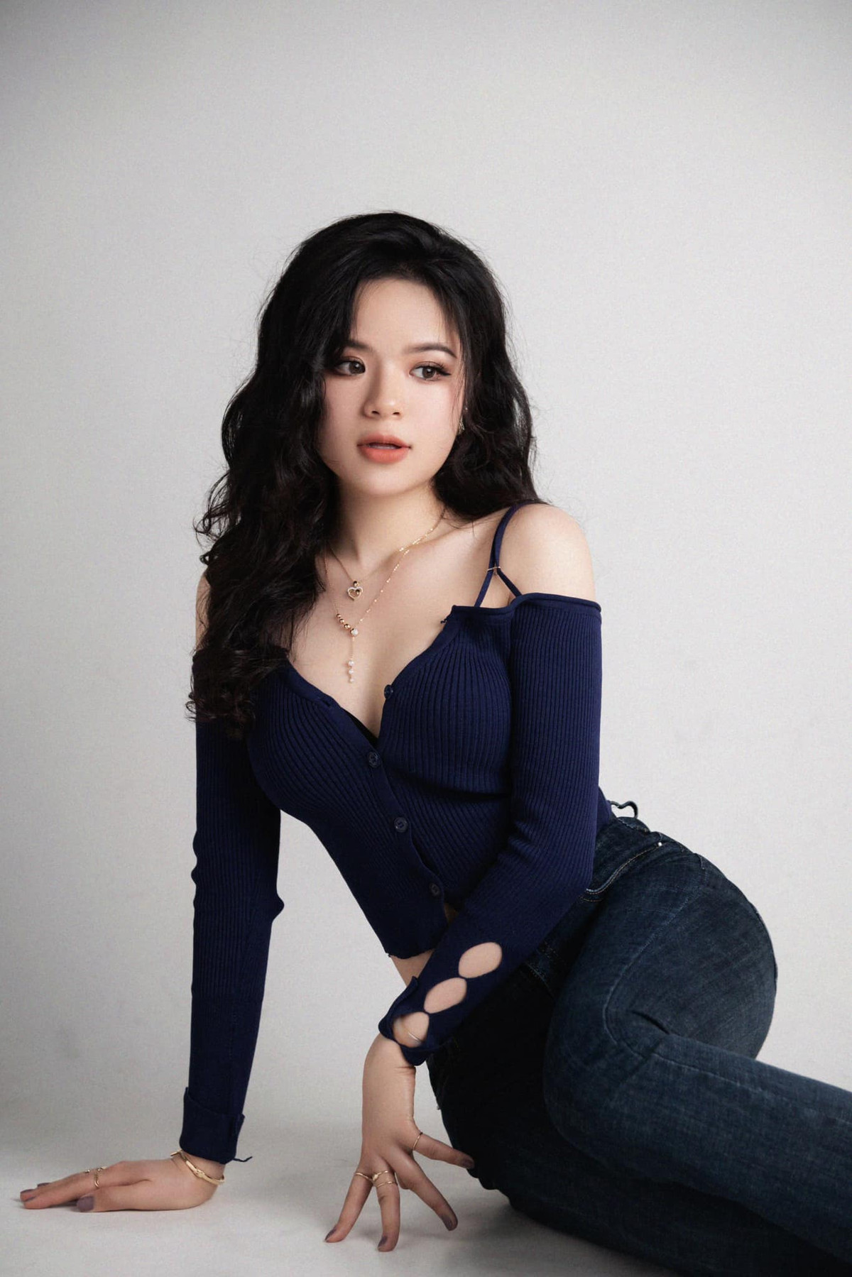 Nữ MC cũng tiết lộ, vì hạn chế chiều cao và gương mặt baby nên nhiều người nhận xét cô "không thể gợi cảm" được.