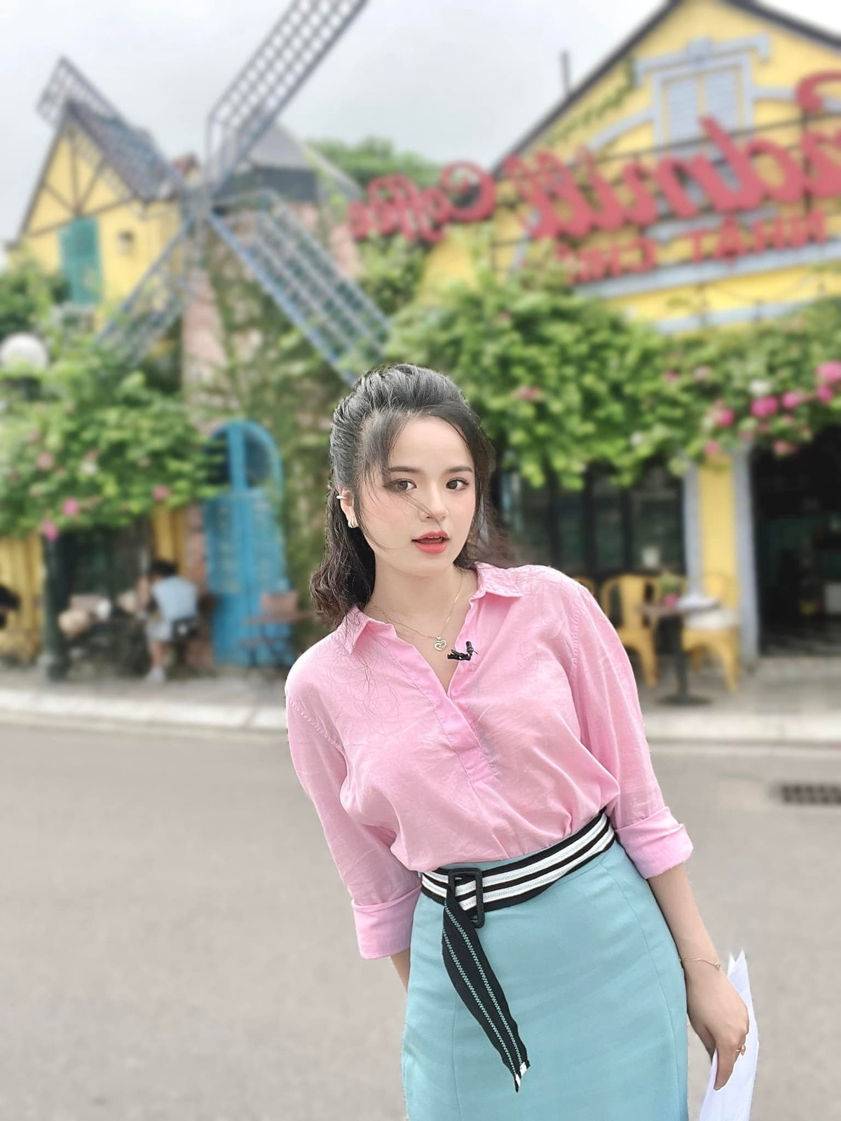 Không chỉ khéo léo trong việc lựa chọn trang phục, cách chụp hình và tạo dáng cũng giúp Hà Đan giấu đi chiều cao thật, thu hút người đối diện.