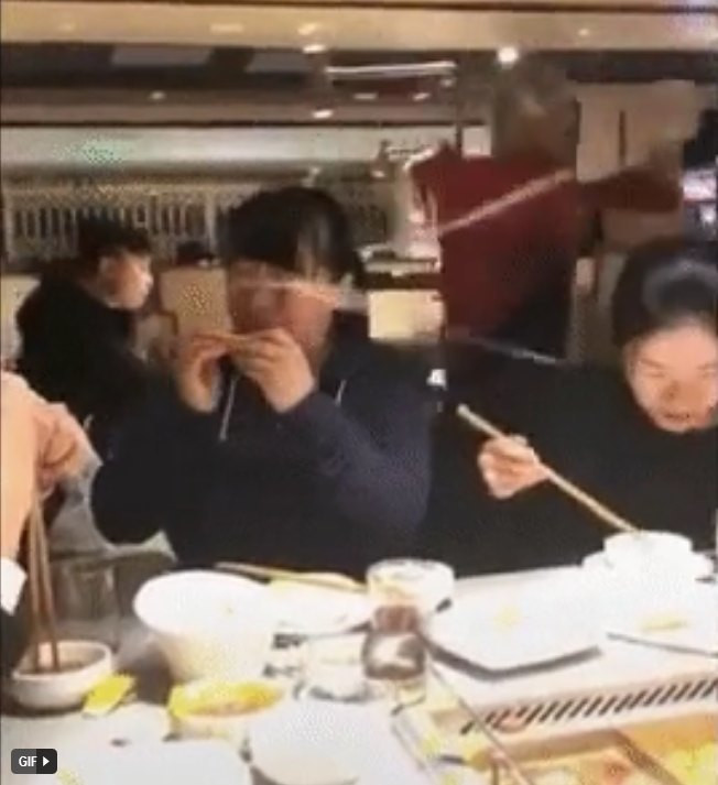 Không ít khách hàng từng gặp phải sự cố tương tự khi chiêm ngưỡng màn múa mì đến từ nhân viên nhà hàng lẩu. Ảnh: Tổng hợp