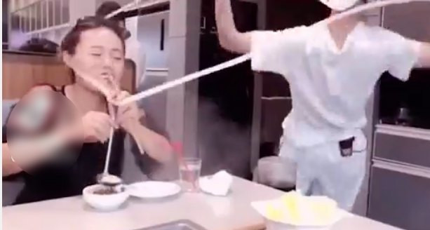 Tuy nhiên sau đó, vị khách rất dễ tính, chỉ cười cho qua chuyện. Bạn nhân viên có phần lúng túng nhưng cũng kịp cúi đầu tin lỗi khách hàng vì sự cố này.