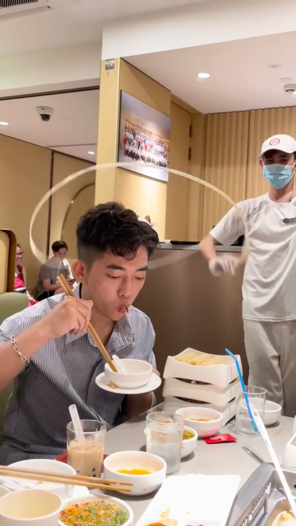 Trước đó nhiều màn múa mì của nhân viên nhà hàng lẩu vô tình quấn vào đầu khách đã gây xôn xao trên MXH.