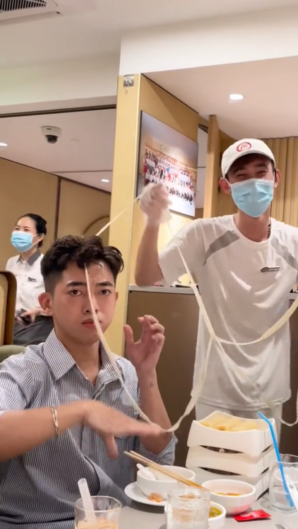 Phản ứng hài hước của nam khách hàng không những khiến người xem mà cả chính nhân viên múa mì cũng phải “cười xỉu”.