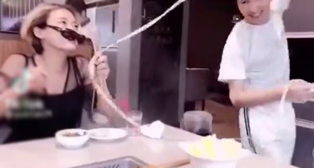 Một pha múa mì "đi vào lòng đất" khác của bạn nhân viên cũng từng làm netizen bật cười.