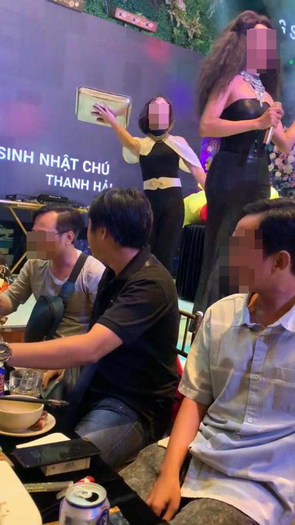 Trên MXH đang chia sẻ nhiều đoạn clip múa "mâm" của một nhân viên trong nhà hàng. Ngay sau khi xuất hiện, đoạn clip này đã thu hút sự chú ý vì quá hài hước.