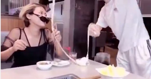 Sự cố này khiến nhiều người không biết nên vui hay nên buồn, vì nhìn đây chỉ là một sự cố hy hữu, nhân viên không hề cố ý.