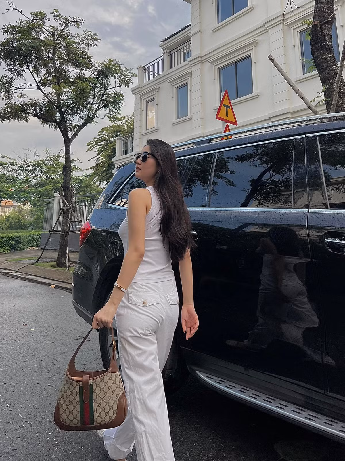 Thảo Phạm không ngại thả dáng xinh đẹp trong mỗi bức ảnh, thần thái và nhan sắc của cô luôn rạng ngời.