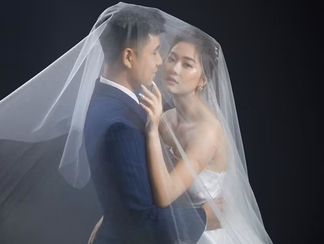 Ngay sau khi xuất hiện, cô dâu xinh đẹp được netizen nhận ra, đó là Thảo Phạm (sinh năm 1999, quê gốc Bắc Giang nhưng lớn lên tại Đắk Lắk), thí sinh nổi bật của cuộc thi Miss Teen 2017.