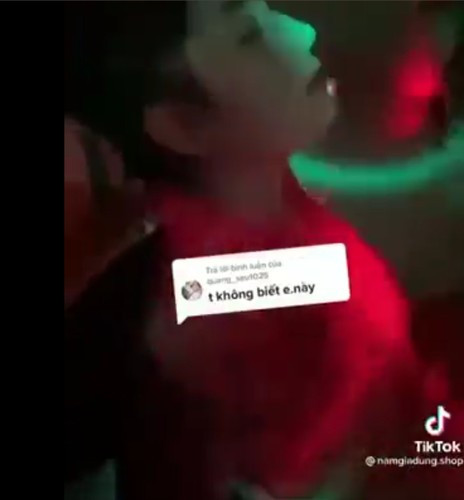 Sau khi đoạn clip chia sẻ rộng rãi, cư dân mạng đồn đoán rằng đó là nữ TikToker Quỳnh Alee là một trong hai cô gái, bởi họ có điểm khá giống với Quỳnh Alee.