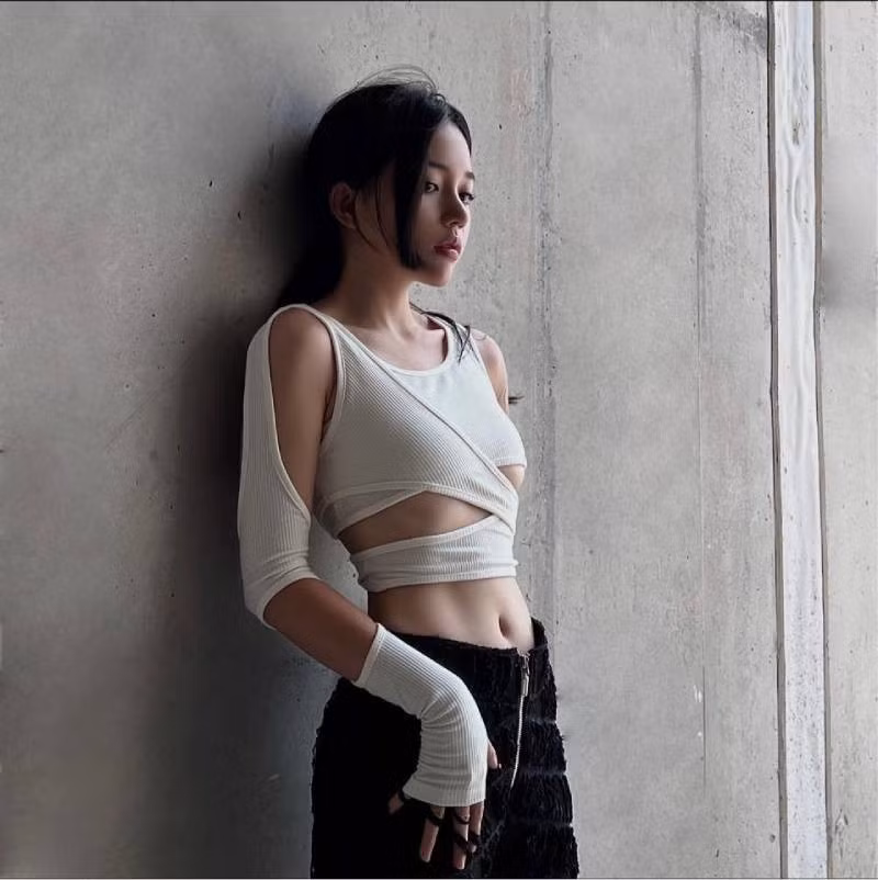 "Sáng giờ các bạn nhắn tin gọi điện em hơi bị nhiều. Nói chứ hồi xưa bị ghép cái deep face mọi người nhầm đã đành. Giờ nguyên cái mặt chình ình mà vẫn cố ép đấy phải là con Linh Ngọc Đàm mới chịu", nữ streamer nổi tiếng bức xúc.