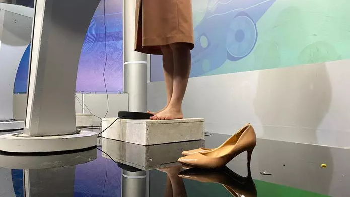 Hậu trường của một MC VTV khi đang dẫn chương trình tại trường quay.
