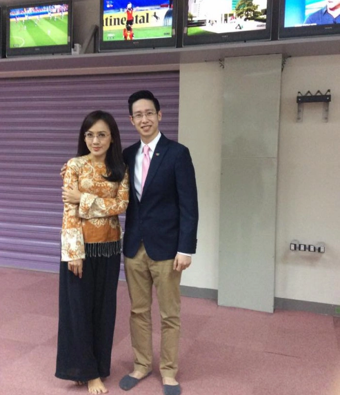 Chính MC Hoài Anh chia sẻ khoảnh khắc hậu trường thú vị trên trang cá nhân. Cô mặc quần ống rộng, để chân trần, còn MC Anh Tuấn cũng không mang giày.