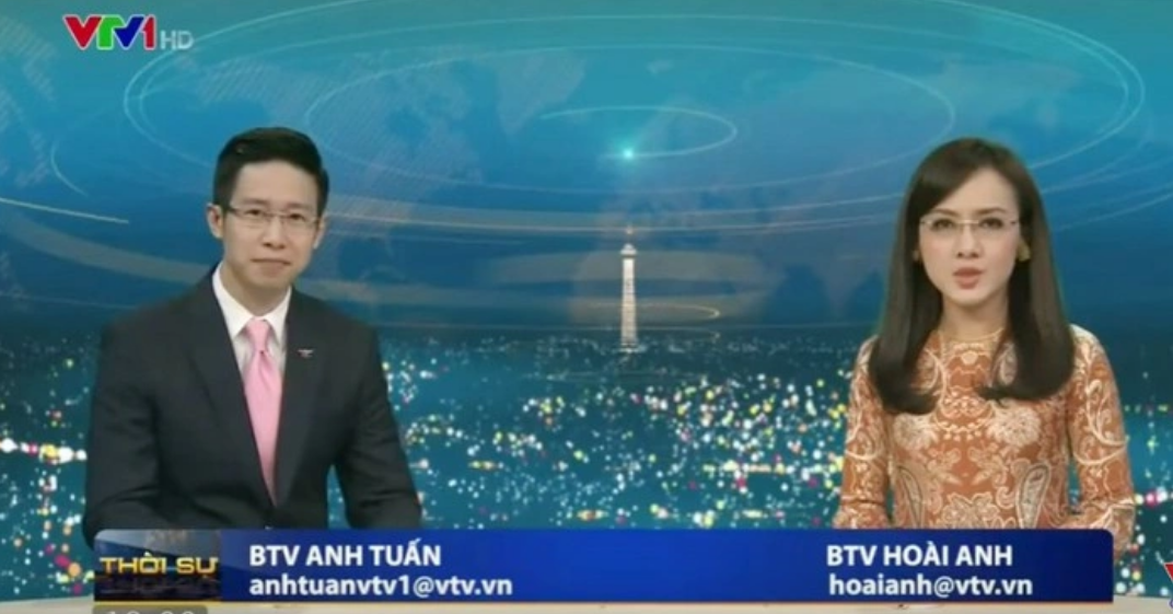 Khi nhìn hình ảnh này, đa số khán giả nghĩ BTV Thời sự Hoài Anh diện áo dài lên sóng. Tuy nhiên, thực tế lại khác xa. Chiếc áo cổ tròn, họa tiết hoa văn của cô là dáng áo ngắn.