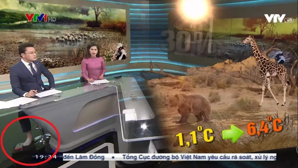 Khoảnh khắc BTV Hữu Bằng đạp máy nhắc chữ bất ngờ xuất hiện trong bản tin Thời sự 19h.