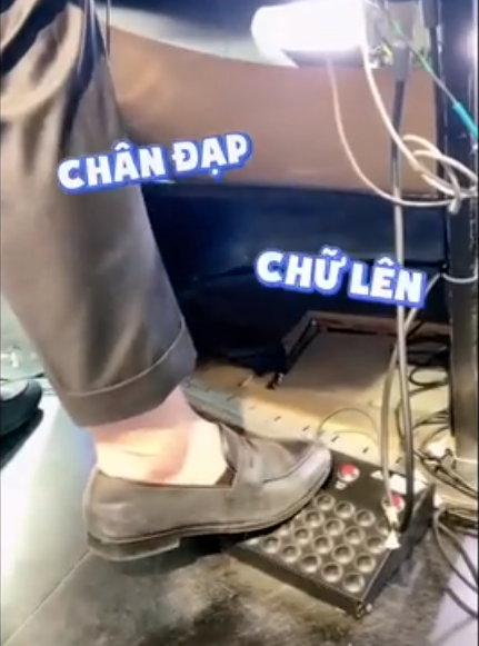 Cụ thể, khi ghi hình, các MC truyền hình thường dùng chân đạp vào bàn điều khiển tốc độ của máy nhắc chữ để chữ chạy lên có thể đọc thông tin trôi chảy. Nếu bị chuột rút, các MC không thể đạp vào bàn điều khiển, sẽ gây ảnh hưởng nghiêm trọng đến quá trình ghi hình. Ảnh: Chụp màn hình