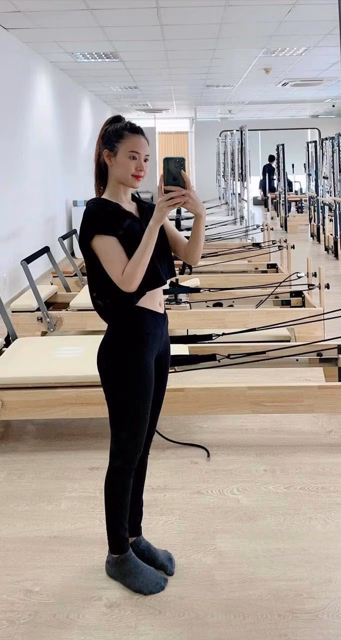 Với vòng hai 54 cm, Midu được khen là một trong những mỹ nhân có hình thể mảnh mai, vòng eo "con kiến" thon gọn nhất.