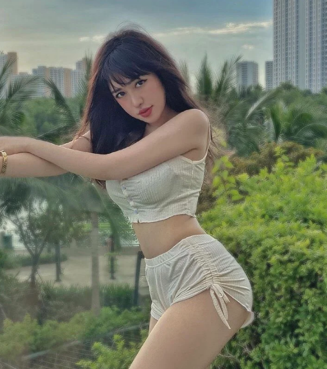 Lê Trúc Quỳnh sinh năm 1999 tại Đồng Nai. Cô sở hữu nhan sắc nóng bỏng, thường xuyên chia sẻ trên trang cá nhân những hình ảnh gợi cảm đời thường.