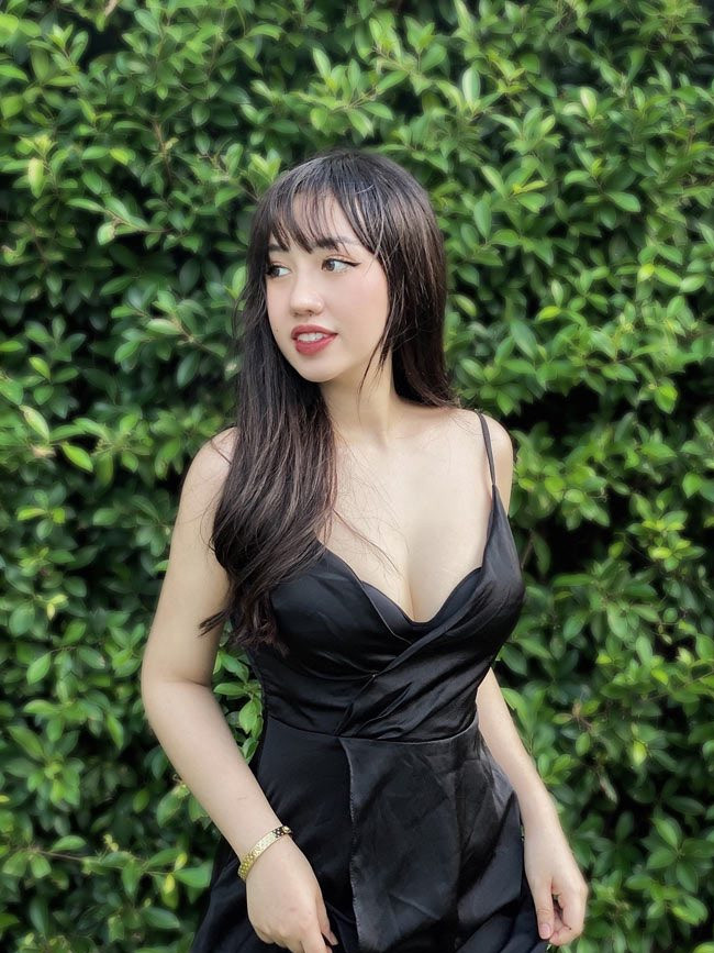 Trúc Quỳnh dần nổi tiếng trên mạng xã hội và nhận được nhiều lời mời làm người mẫu ảnh quảng cáo cho nhiều nhãn hàng.