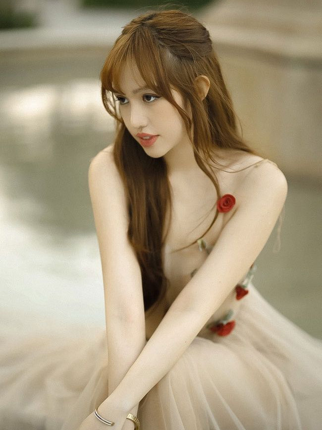 Vì bị chê bai ngoại hình ở quá khứ mà Trúc Quỳnh quyết định phẫu thuật thẩm mỹ mũi, nhấn mí, chăm sóc da và làm răng sứ để có được nhan sắc như hiện tại.