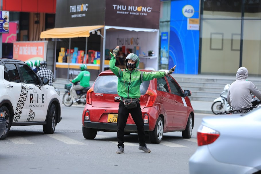 Hình ảnh về người xe ôm điều tiết giao thông bất kể trời nắng to lại khiến ai cũng nhớ về hình ảnh của những con người sẵn sàng làm việc có ích cho cộng đồng chẳng cần báo đáp.