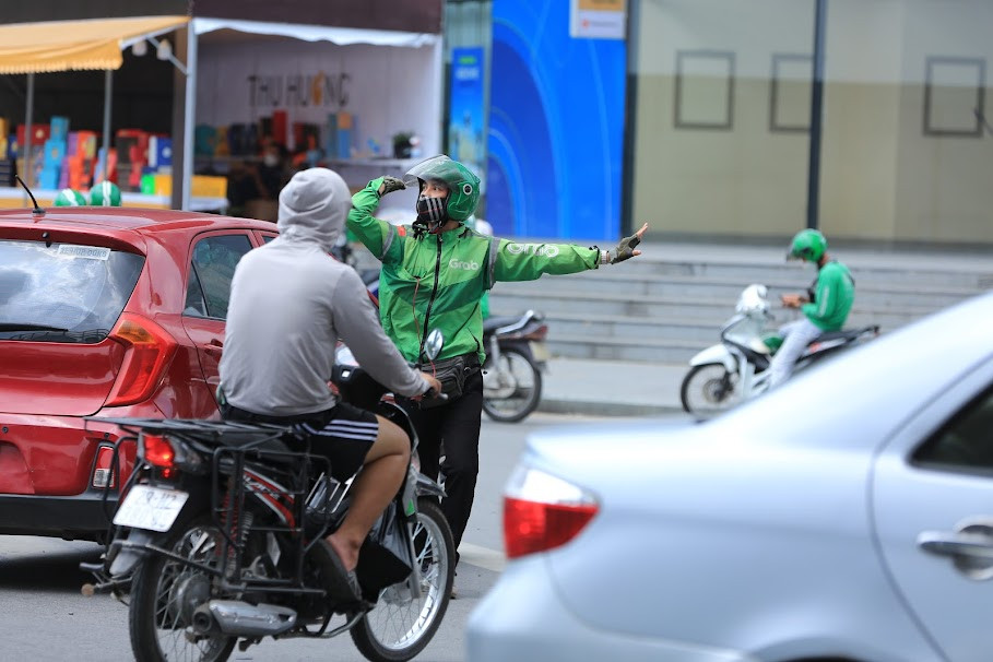 Loạt khoảnh khắc về việc tử tế của anh đã nhanh chóng được MXH quan tâm sau khi chia sẻ. Hầu hết cư dân mạng dành lời khen cho hành động có ích này này.