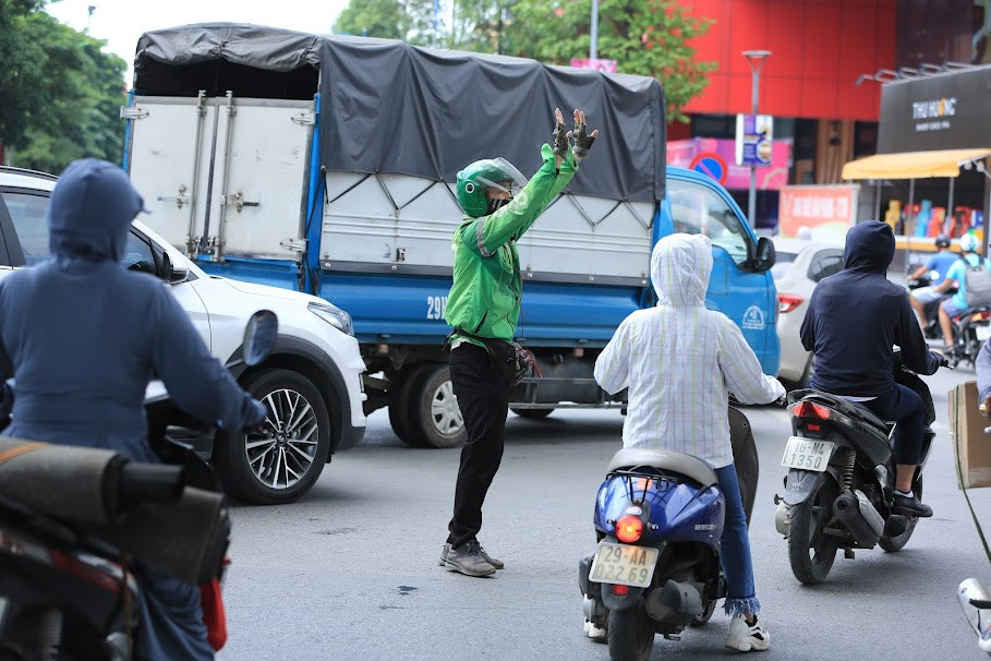 Dù không rõ tên tuổi của anh tài xế nhưng chứng kiến hành động này khiến ai cũng vô cùng khâm phục.