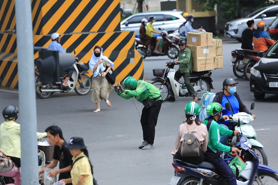 Sau khi bài viết được chia sẻ rộng rãi, cư dân mạng, đặc biệt các bạn trẻ đã bày tỏ sự tự hào, hãnh diện về hành động đầy nhân văn, ý nghĩa của anh.