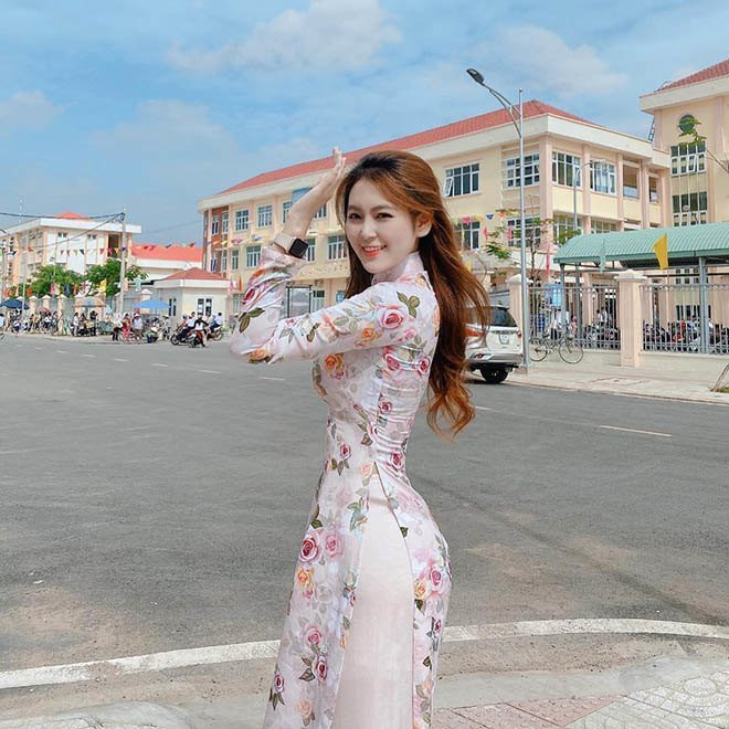 Bên cạnh đó, thông tin Trần Trân từng làm người mẫu nội y trước khi trở thành người "gõ đầu trẻ" cũng nhận được nhiều sự quan tâm.