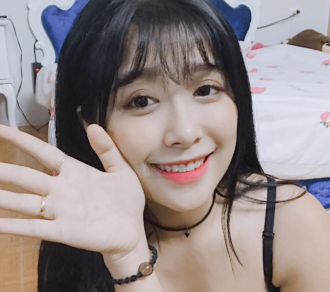 Cụ thể cô nàng Milona cho rằng những người bị hói thường do “xem phim 18+ nhiều”.