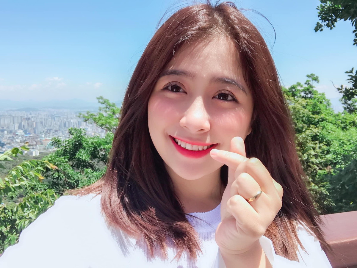 Trong những buổi phát sóng trực tiếp của mình, Milona thường xuyên chơi tựa game LMHT và đạt được một số lượng người xem đông đảo.